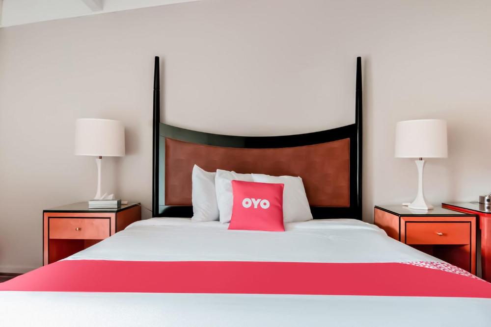 Queen Room interior